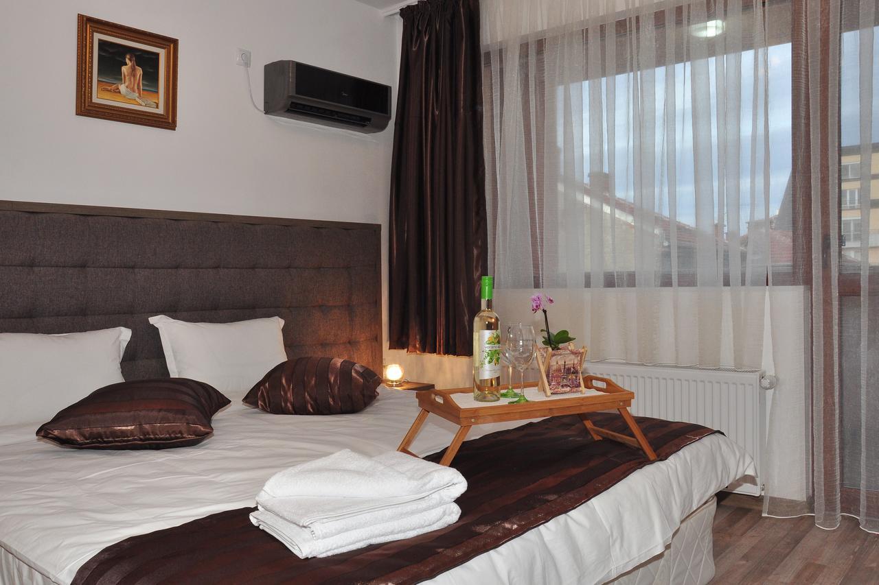 Lombardi Family Hotel Ruse Esterno foto
